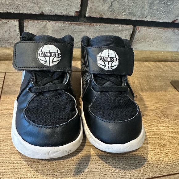 Nike 8c toddler shoes - Picture 2 of 5